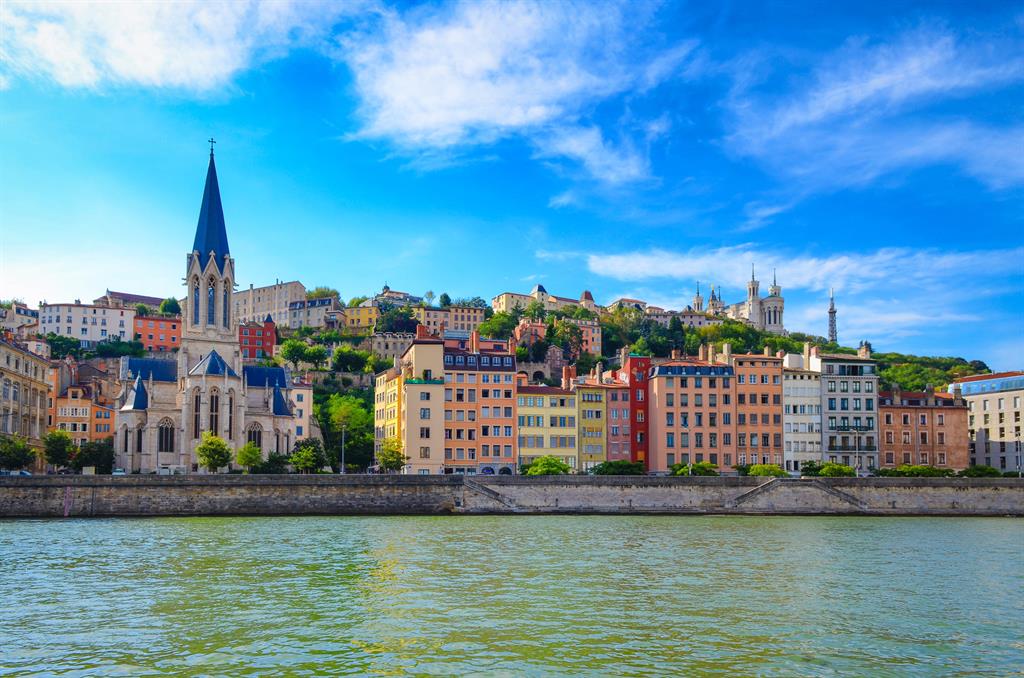 Conseiller immobilier qui conseille une cliente lors d'un rendez-vous